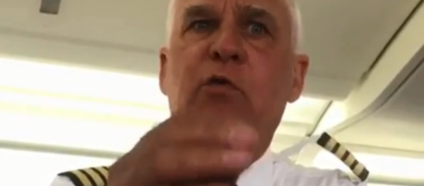 American singer Tamar Braxton gets lectured by Delta Airlines pilot about following instructions from a flight attendant American singer Tamar Braxton gets lectured by Delta Airlines pilot about following instructions from a flight attendant - Sputnik International