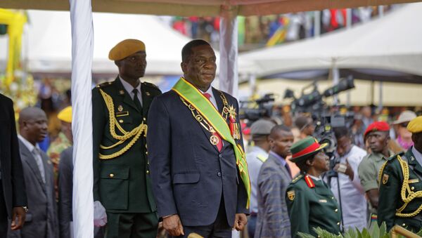 Emmerson Mnangagwa inspects the military parade after being sworn in as President at the presidential inauguration ceremony in the capital Harare, Zimbabwe Friday, Nov. 24, 2017 - Sputnik International