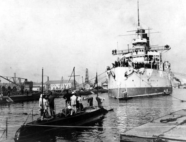 New York 1901: In the background is the Russian pre-dreadnought Retvizan, with the submarine USS Holland in the foreground - Sputnik International