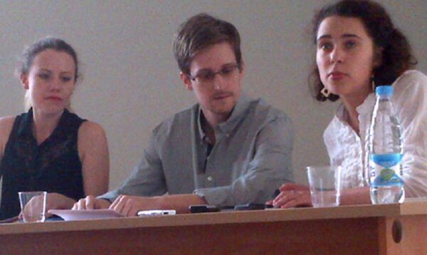 Snowden Requests Temporary Asylum in Russia Snowden Requests Temporary Asylum in Russia - Sputnik International