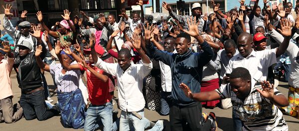 Supporters of the Movement for Democratic Change opposition party of Nelson Chamisa demonstrate outside the party's headquarters as they await results of general elections in Harare, Zimbabwe, August 1, 2018 - Sputnik International