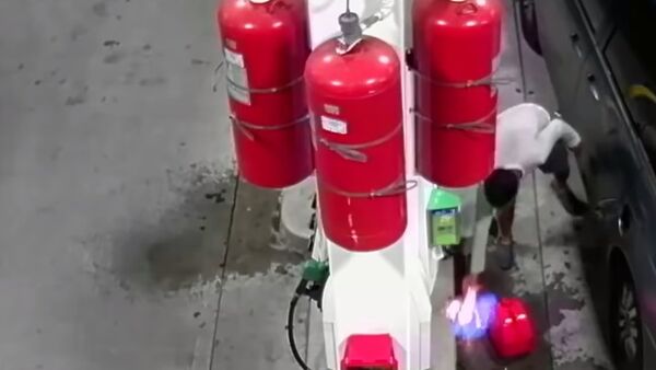 Watch raw: man intentionally ignites fire at Staten Island BP gas pump - Sputnik International