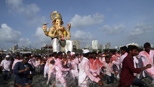 Hindu devotees pull a giant idol of the elephant-headed god Ganesha to immerse it in the Arabian Sea on the final day of the ten-day long Ganesh Chaturthi festival in Mumbai, India, Tuesday, 5 September 2017 - Sputnik International