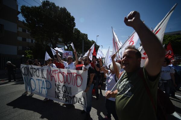 People march behind a banner No Tap against the Trans Adriatic Pipeline, during a demonstration on the second day of a G7 summit of Finance Ministers on May 13, 2017 in Bari People march behind a banner No Tap against the Trans Adriatic Pipeline, during a demonstration on the second day of a G7 summit of Finance Ministers on May 13, 2017 in Bari - Sputnik International