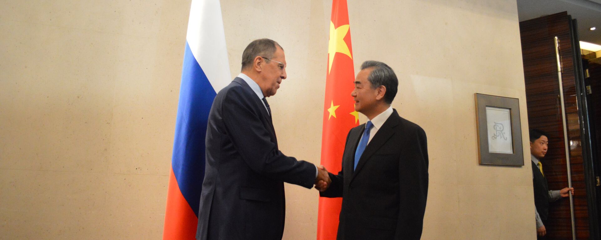 Russian Foreign Minister Sergei Lavrov Shake Hands with his Chinese counterpart Wang Yi - Sputnik International, 1920, 18.09.2023