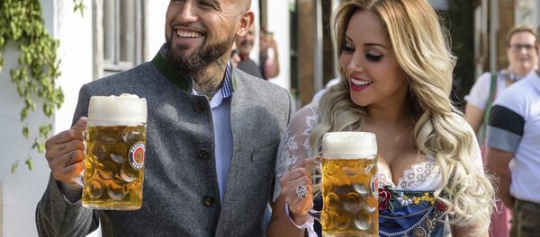 Munich soccer player Arturo Vidal arrives with his wife Maria Teresa Matus at the Oktoberfest in Munich, Germany, Saturday, Sept. 23, 2017. Munich soccer player Arturo Vidal arrives with his wife Maria Teresa Matus at the Oktoberfest in Munich, Germany, Saturday, Sept. 23, 2017. - Sputnik International