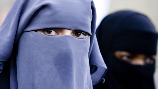In this 30 November 2006 file photo, unidentified women are seen wearing niqabs during a demonstration outside the Dutch parliament against a proposed ban on the burqa, in The Hague, Netherlands.  - Sputnik International