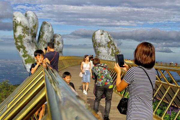 Golden Bridge Cau Vang in Vietnam Held by Giant Concrete Hands - Sputnik International
