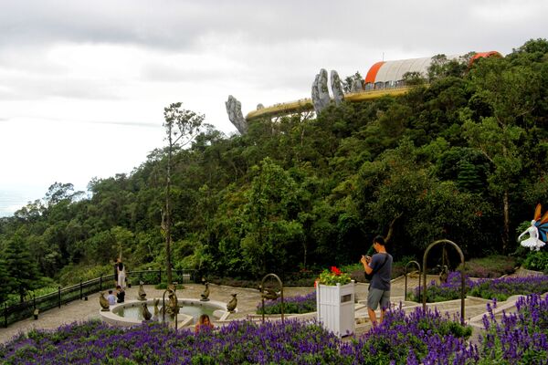 Golden Bridge Cau Vang in Vietnam Held by Giant Concrete Hands - Sputnik International