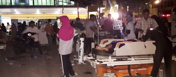Hospital staff treat patients outside a hospital after an earthquake rocked Indonesia's Lombok island, in Mataram on August 5, 2018. Hospital staff treat patients outside a hospital after an earthquake rocked Indonesia's Lombok island, in Mataram on August 5, 2018. - Sputnik International