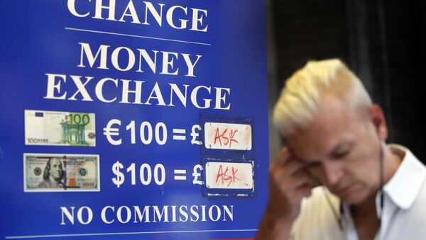 A man passes a currency exchange board in London - Sputnik International
