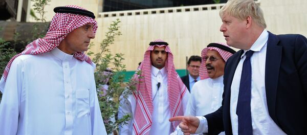 Saudi Foreign Minister Adel al-Jubeir (L) and his British counterpart Boris Johnson (R) tour the site of the first British embassy in the historic quarter of Jeddah on January 25, 2018. - Sputnik International