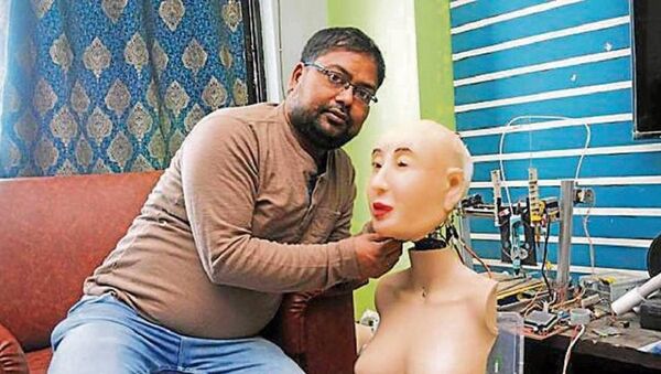 Ranjit Srivastava with his Hindi speaking humanoid robot  Rashmi - Sputnik International