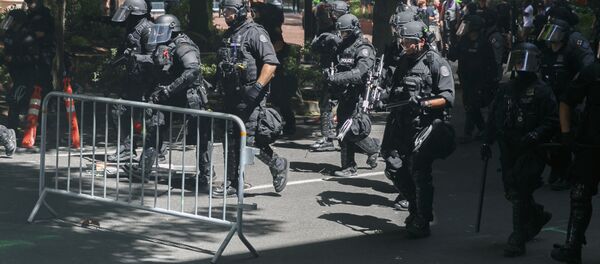 Police move in on protesters during a rally in Portland, Ore., Saturday, Aug. 4, 2018. - Sputnik International