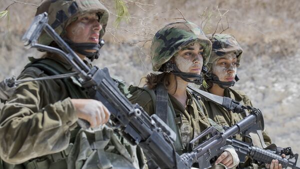 Israeli soldiers from the mixed-gender Bardalas battalion take part in a training at a military camp near the northern Israeli city of Yoqne'am Illit on September 13, 2016 - Sputnik International