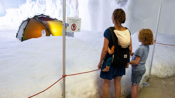 A woman and a child look at the antarctic exhibition at minus 6 degree in the climate exhibition center Climate house in Bremerhaven, northern Germany, on August 3, 2018 as a heatwave sweeps across northern Europe - Sputnik International
