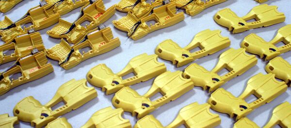 Stun guns are opened during their assembly at Taser International, Wednesday, June 30, 2004, in Scottsdale, Ariz. Taser International announced a $1.8 million contract to provide stun guns to military personnel. - Sputnik International