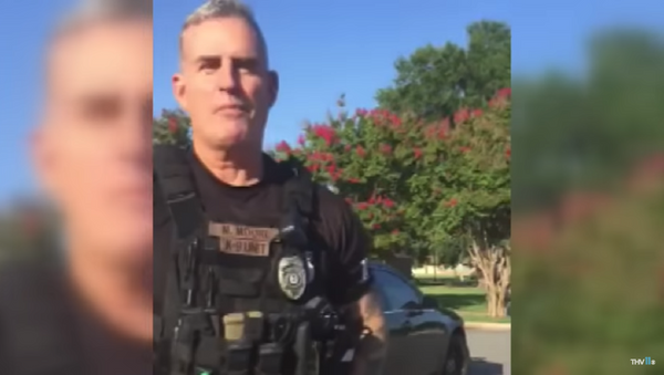 An Arkansas police officer caught on video telling a group of black men they “don’t belong in my city” has been sacked ‒ but not over that incident. - Sputnik International