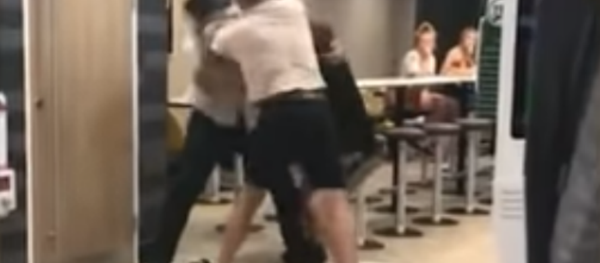 Two teenagers gang up on McDonald's employee after being asked to leave - Sputnik International