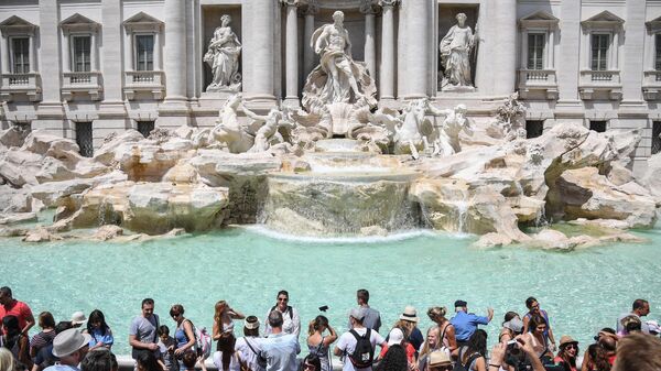 Turists are granted access to the border of renown Trevi Fountain in ordinate and controlled flow, under the supervision of two associations of volunteers, Tuesday, July 25, 2017. - Sputnik International