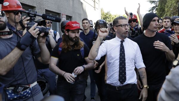 Gavin McInnes is surrounded by supporters after speaking at a rally Thursday, April 27, 2017, in Berkeley, California. - Sputnik International