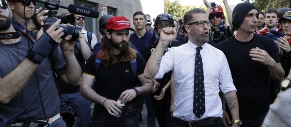 Gavin McInnes is surrounded by supporters after speaking at a rally Thursday, April 27, 2017, in Berkeley, California. - Sputnik International