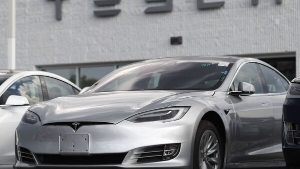 In this Sunday, July 8, 2018, photograph, 2018 Model 3 sedans sit on display outside a Tesla showroom in Littleton, Colo - Sputnik International