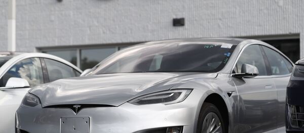 In this Sunday, July 8, 2018, photograph, 2018 Model 3 sedans sit on display outside a Tesla showroom in Littleton, Colo In this Sunday, July 8, 2018, photograph, 2018 Model 3 sedans sit on display outside a Tesla showroom in Littleton, Colo - Sputnik International