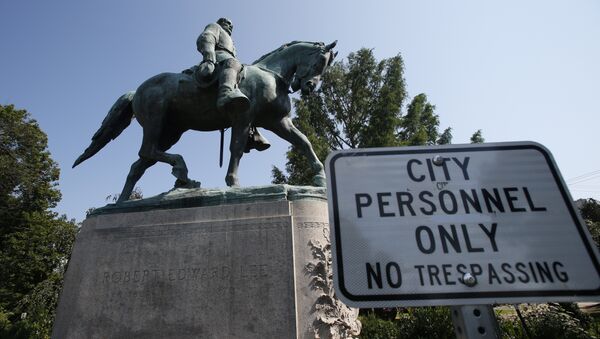 In this Monday, Aug. 6, 2018 photo, a No Trespassing sign is displayed in front of a statue of Robert E. Lee in Charlottesville, Va., at the park that was the focus of the Unite the Right rally. Pressure to take down America’s monuments honoring slain Confederate soldiers and the generals who led them didn’t start with Charlottesville. But the deadly violence that rocked the Virginia college town a year ago gave the issue an explosive momentum. - Sputnik International