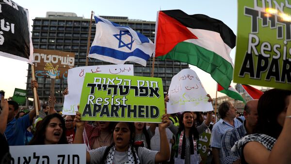 Israeli Arabs and their supporters take part in a rally to protest against Jewish nation-state law in Rabin square in Tel Aviv - Sputnik International
