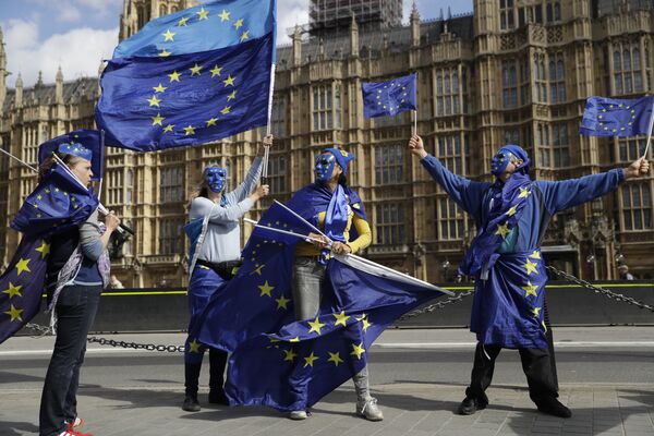 Pro-remain supporters of Britain staying in the EU, wear EU flag masks as they take part in an anti-Brexit protest outside the Houses of Parliament in London, Monday, Sept. 11, 2017. Lawmakers are due to vote late Monday or early Tuesday on the European Union (Withdrawal) Bill, which aims to convert around 12,000 EU laws and regulations into domestic statute on the day the country leaves the bloc in March 2019 Pro-remain supporters of Britain staying in the EU, wear EU flag masks as they take part in an anti-Brexit protest outside the Houses of Parliament in London, Monday, Sept. 11, 2017. Lawmakers are due to vote late Monday or early Tuesday on the European Union (Withdrawal) Bill, which aims to convert around 12,000 EU laws and regulations into domestic statute on the day the country leaves the bloc in March 2019 - Sputnik International