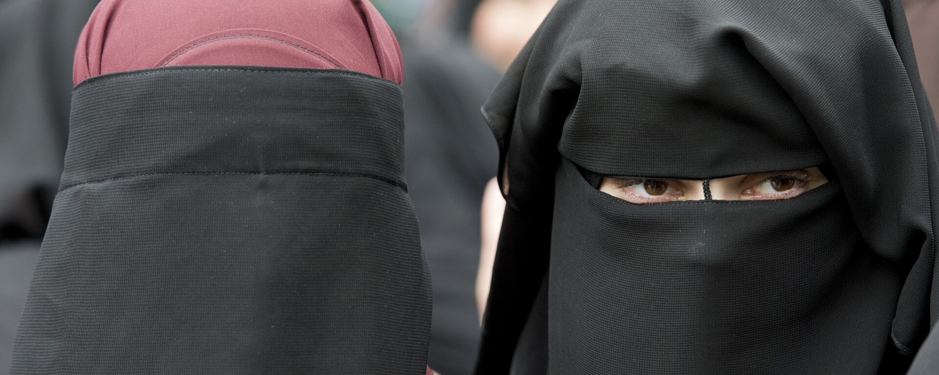In this June 28, 2014 file photo veiled women attend a speech by preacher Pierre Vogel, in Offenbach, near Frankfurt, Germany. A law that forbids any kind of full-face covering, including Islamic veils such as the niqab or burqa, has come into force in Austria Sunday, Oct. 1, 2017. Only a small number of Muslim women in Austria wear full-face veils, but they have become a target for right-wing groups and political parties. France and Belgium have similar laws and the nationalist Alternative for Germany party is calling for a burqa ban there too - Sputnik International, 1920, 07.05.2022