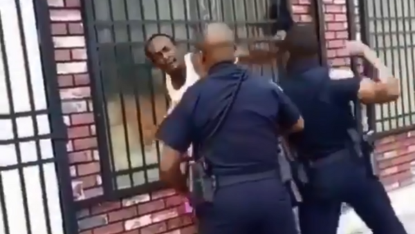 Baltimore cop resigns after video surfaces online, showing him repeatedly punching him and shoving him onto a set of stairs - Sputnik International