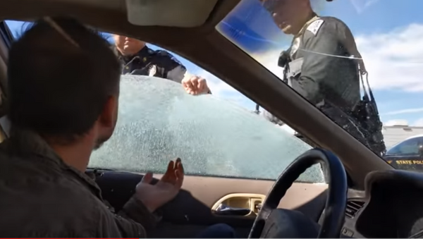 Cops Break Window, Pull Couple from Car - Sputnik International