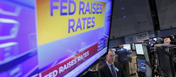 Traders work on the floor of the New York Stock Exchange (NYSE) shortly after the announcement that the U.S. Federal Reserve had hiked interest rates for the first time in nearly a decade in New York, December 16, 2015 - Sputnik International