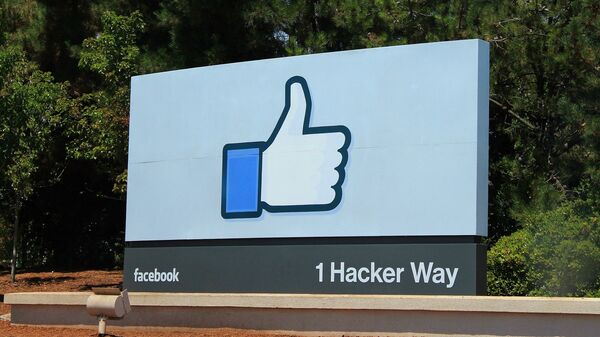 Logo de Facebook junto a la sede de la empresa (imagen referencial) - Sputnik International