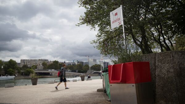 A picture shows a uritrottoir public urinal on August 13, 2018, on the banks of the river Seine in Paris - Sputnik International