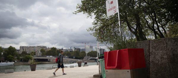 A picture shows a uritrottoir public urinal on August 13, 2018, on the banks of the river Seine in Paris - Sputnik International