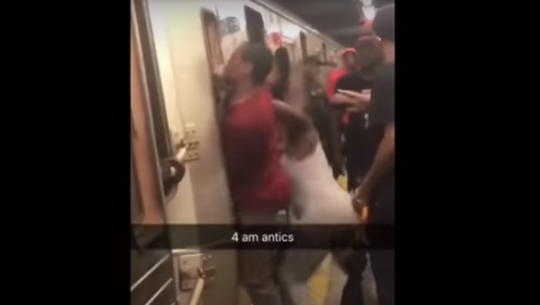Man and woman beat up New York subway conductor - Sputnik International