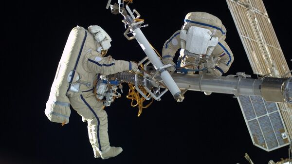 Two Russian cosmonauts, wearing  space suits, Orlan-MK - Sputnik International