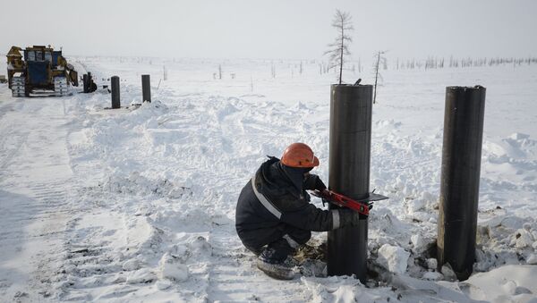 A worker lays pipes for the Vankor-Suzun oil pipeline. - Sputnik International