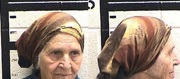 Old woman tased while cutting dandelions with knife - Sputnik International