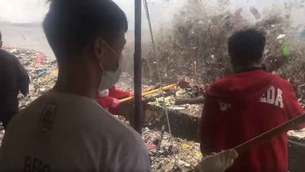 Filipino Volunteers Rake in Massive Mounds of Trash From Manila Bay Waves - Sputnik International