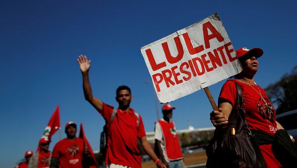 Miles de simpatizantes del expresidente brasileño Lula da Silva participan de la Marcha Lula Libre en Brasilia - Sputnik International