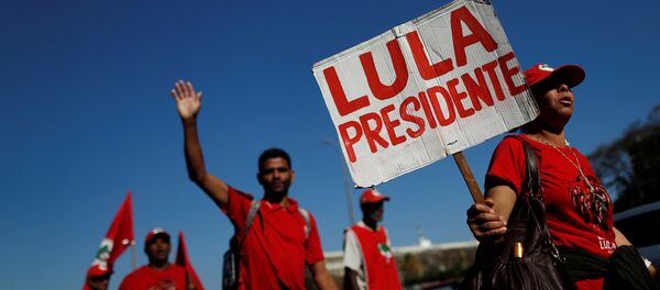 Miles de simpatizantes del expresidente brasileño Lula da Silva participan de la Marcha Lula Libre en Brasilia - Sputnik International