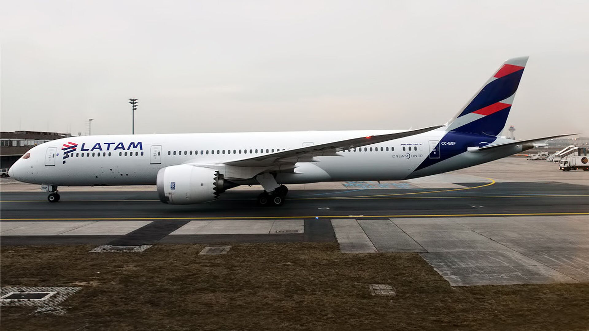 LATAM Airbus A321 skids off runway in Brazil: video - AeroTime