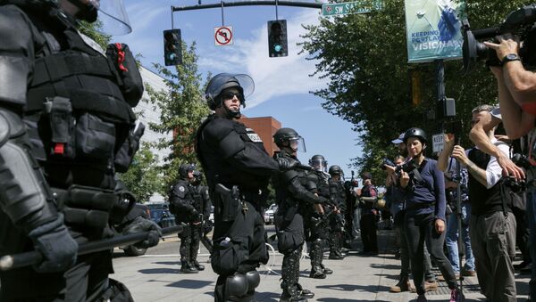 Portland police keep Patriot Prayer affiliates separate from antifa protesters during a rally in Portland, Ore., Saturday, Aug. 4, 2018. - Sputnik International