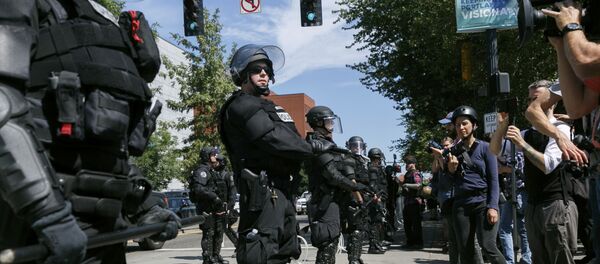 Portland police keep Patriot Prayer affiliates separate from antifa protesters during a rally in Portland, Ore., Saturday, Aug. 4, 2018. Portland police keep Patriot Prayer affiliates separate from antifa protesters during a rally in Portland, Ore., Saturday, Aug. 4, 2018. - Sputnik International