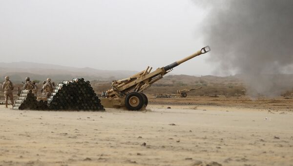 Saudi army artillery fire shells towards Houthi positions from the Saudi border with Yemen April 13, 2015 - Sputnik International