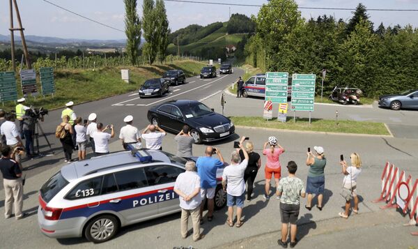 People attend the arrival of the car convoy of Russia's President Vladimir Putin on its way for the wedding of Austria's Foreign Minister Karin Kneissl and Wolfgang Meilinger in Sulztal an der Weinstrasse, Austria, Satursday, Aug. 18, 2018. People attend the arrival of the car convoy of Russia's President Vladimir Putin on its way for the wedding of Austria's Foreign Minister Karin Kneissl and Wolfgang Meilinger in Sulztal an der Weinstrasse, Austria, Satursday, Aug. 18, 2018. - Sputnik International